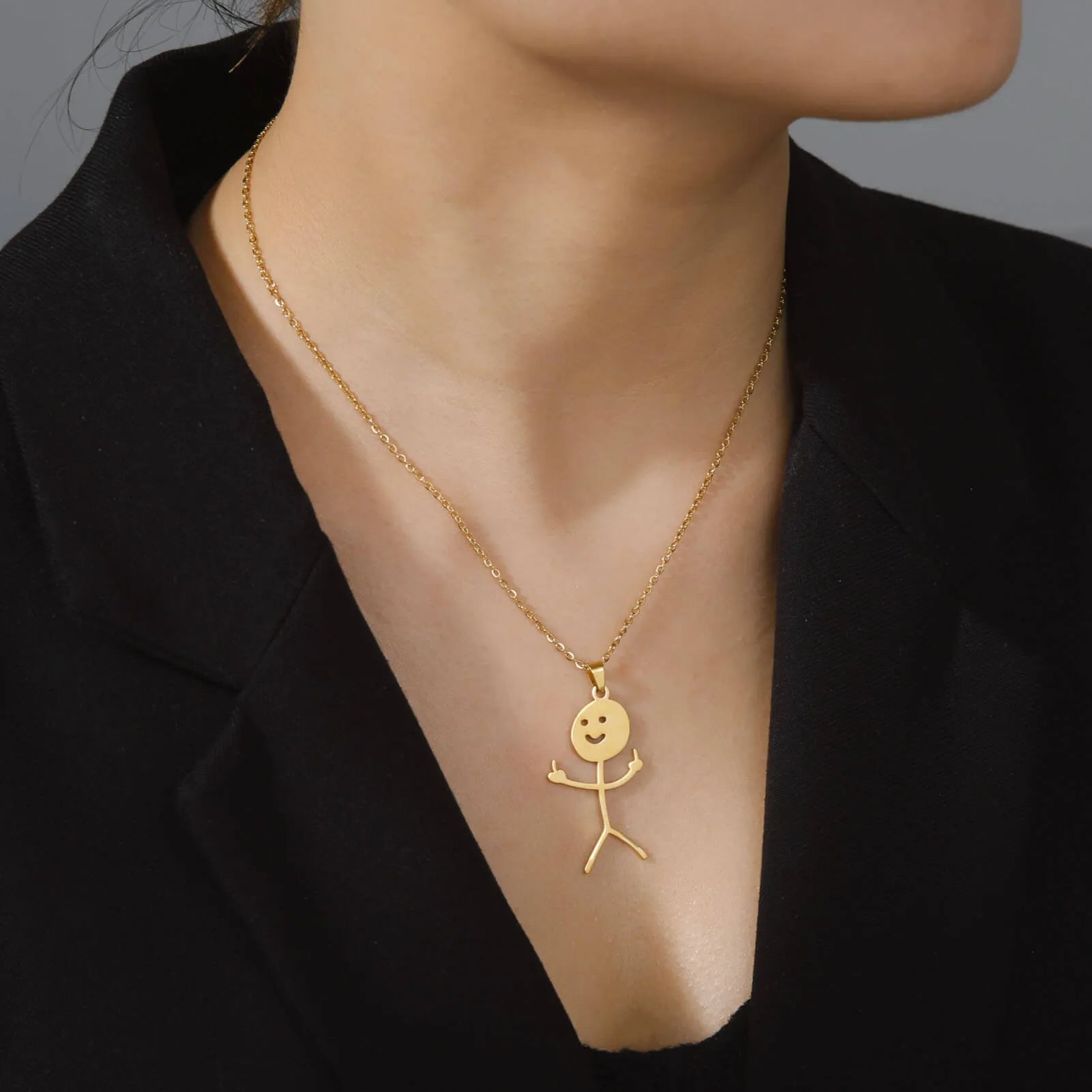 en kvinnas hals med F*U* gyllene halsband
